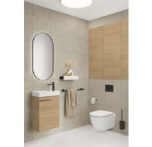 Salle de bain avec meuble-lavabo, miroir, toilettes et accessoires dans un design clair