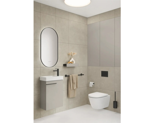 Salle de bains avec lavabo, miroir, toilettes et porte-serviettes