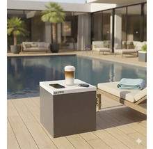 Szene am Pool mit einem Getränk, einem Handy und einem Schlüssel auf einem Tisch