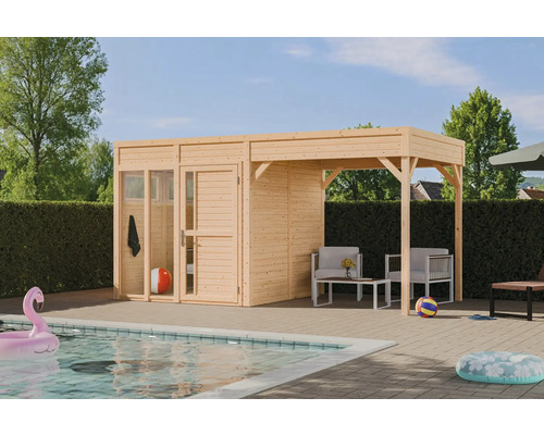 Abri de jardin en bois avec coin salon couvert à côté d'une piscine