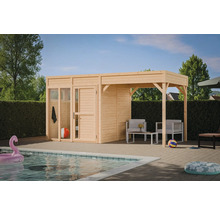 Pool house en bois avec terrasse couverte et coin salon à côté d'une piscine