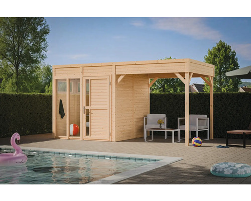 Pool house en bois avec terrasse couverte et coin salon à côté d'une piscine