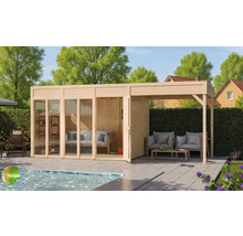 Maison de jardin en bois avec portes coulissantes en verre et terrasse couverte à côté de la piscine dans le jardin