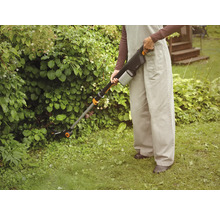 Une personne utilise une cisaille à gazon sans fil pour le jardinage