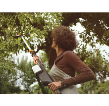 Une femme utilise une scie à arbre pour le jardinage.