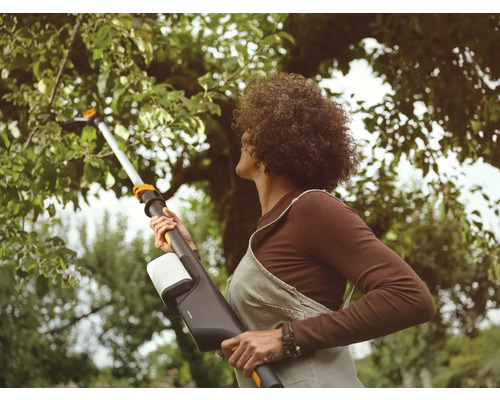 Une femme utilise une scie à arbre pour le jardinage.