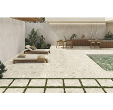 Terrasse mit Fliesen, Sonnenliegen und Pool für einen modernen Aussenbereich.