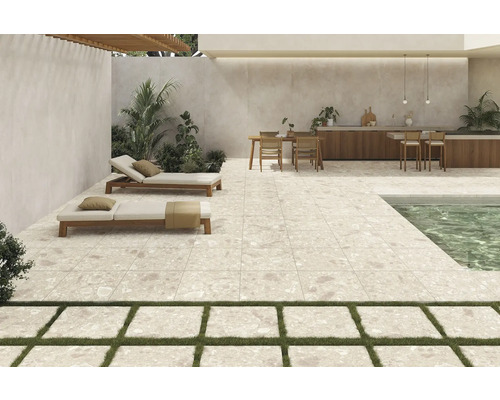 Terrasse mit Fliesen, Sonnenliegen und Pool für einen modernen Aussenbereich.