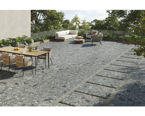 Terrasse mit Möbeln und grauen Steinzeugfliesen