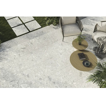 Terrasse avec carrelage gris clair style terrazzo, mobilier de jardin et pelouses