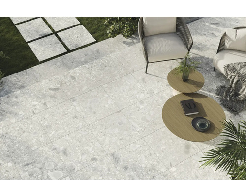 Terrasse avec carrelage gris clair style terrazzo, mobilier de jardin et pelouses