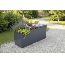 Bilder einer bepflanzten grauen Aufbewahrungsbox für den Aussenbereich in einem Garten.