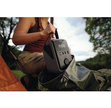 Tragbare Powerstation im Rucksack für Campingausflüge