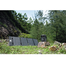 Tragbare Powerstation und Solarmodul in natürlicher Umgebung.