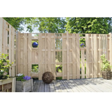 Holzzaun mit Dekoration im Garten