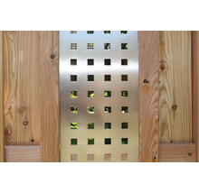 Sichtschutzelement aus Holz und Metall mit quadratischen Aussparungen