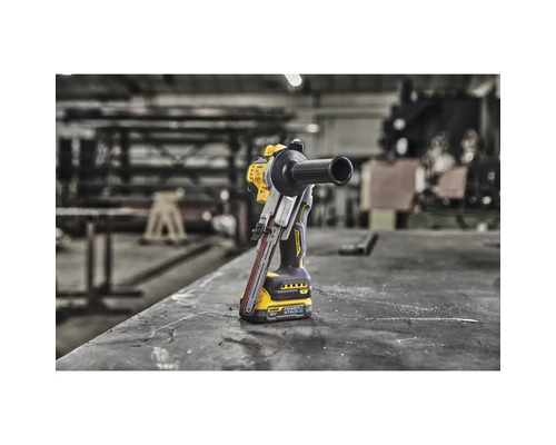 Bandschleifer von DeWalt auf einer Werkbank