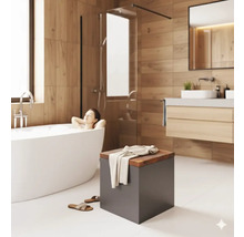 Badezimmer mit Badewanne, Waschtisch und Hocker