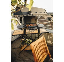 Barbecue à gaz sur un balcon avec table et chaise