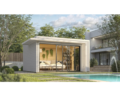 Abri de jardin avec portes coulissantes, équipé d'un canapé et d'une bibliothèque, à côté d'une piscine