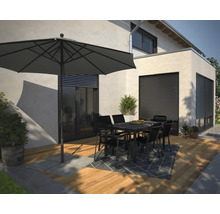 Aussenbereich mit Sonnenschirm, Tisch und Stühlen auf einer Holzterrasse