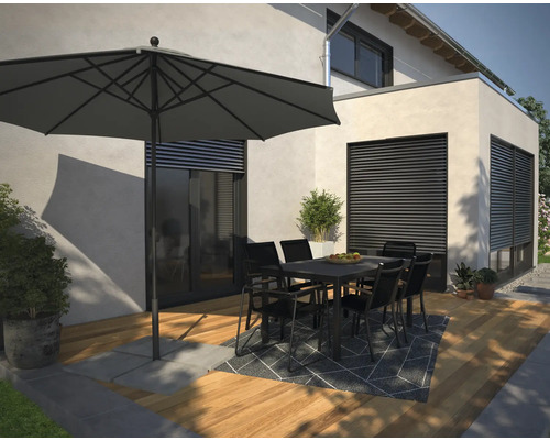 Aussenbereich mit Sonnenschirm, Tisch und Stühlen auf einer Holzterrasse