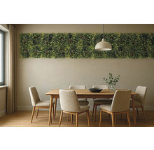 Salle à manger avec table en bois, chaises et jardin vertical au mur