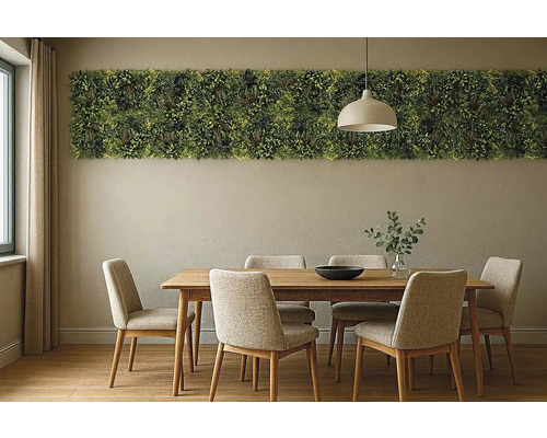 Salle à manger avec table en bois, chaises et jardin vertical au mur