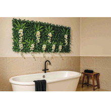 Salle de bain avec baignoire, tabouret et mur végétal