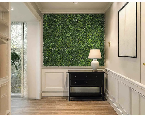 Flur mit Pflanzenwand, Kommode und Lampe