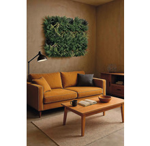 Wohnzimmer mit Sofa, Couchtisch, Stehlampe und Wandbegrünung