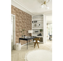 Bureau lumineux avec bureau, chaise, bibliothèque et papier peint à motifs pour un design d'intérieur moderne.
