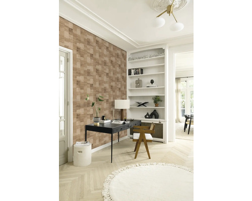 Bureau lumineux avec bureau, chaise, bibliothèque et papier peint à motifs pour un design d'intérieur moderne.