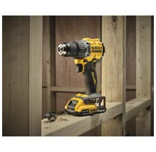 Akku-Bohrschrauber der Marke DeWalt auf einem Holzuntergrund.