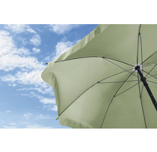 Parasol de jardin ouvert avec pied de parasol sur ciel nuageux