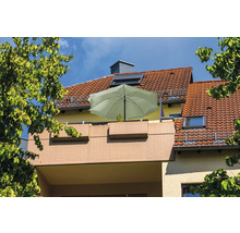 Balcon avec parasol sur un toit de maison