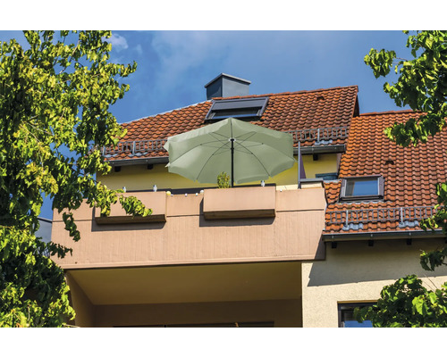 Balcon avec parasol sur un toit de maison