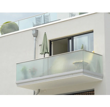 Gros plan d'un balcon avec garde-corps en verre sur un bâtiment