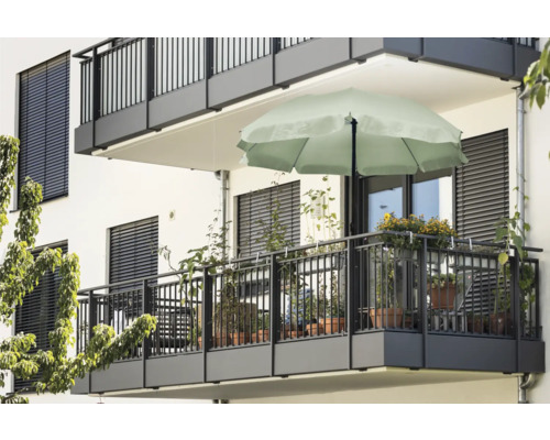 Balcon avec parasol, plantes et balustrade métallique