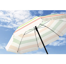 Parasol rayé sur fond de ciel bleu