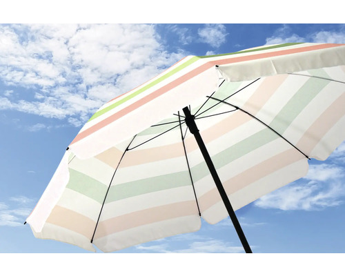 Parasol rayé sur fond de ciel bleu