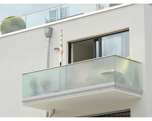 Balcon avec garde-corps en verre et porte coulissante ouverte