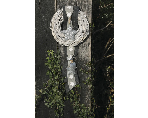 Couronne décorative avec pendentif étoile sur un mur en bois