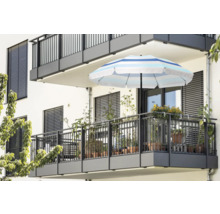 Balcon avec parasol et plantes en pot