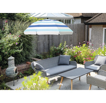 Scène de jardin avec parasol, salon de jardin, table et décoration de jardin