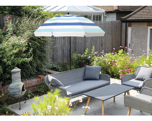 Scène de jardin avec parasol, salon de jardin, table et décoration de jardin