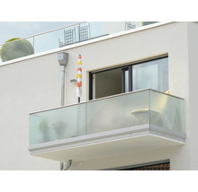 Vue d'un bâtiment avec balcon et garde-corps en verre