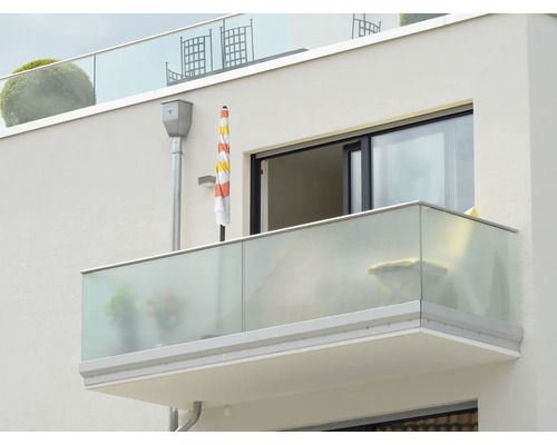 Vue d'un bâtiment avec balcon et garde-corps en verre