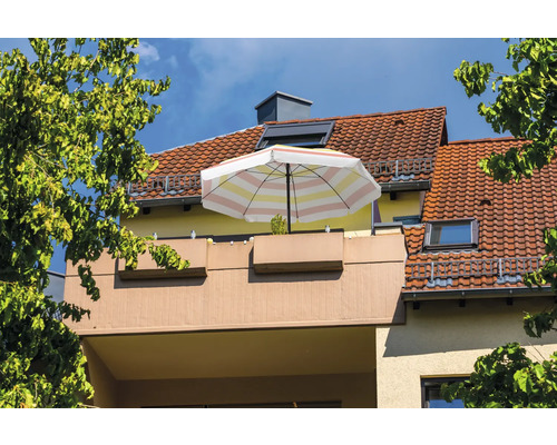 Parasol rayé sur un balcon avec des tuiles