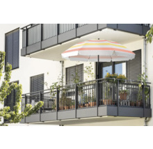 Balcon avec parasol et plantes